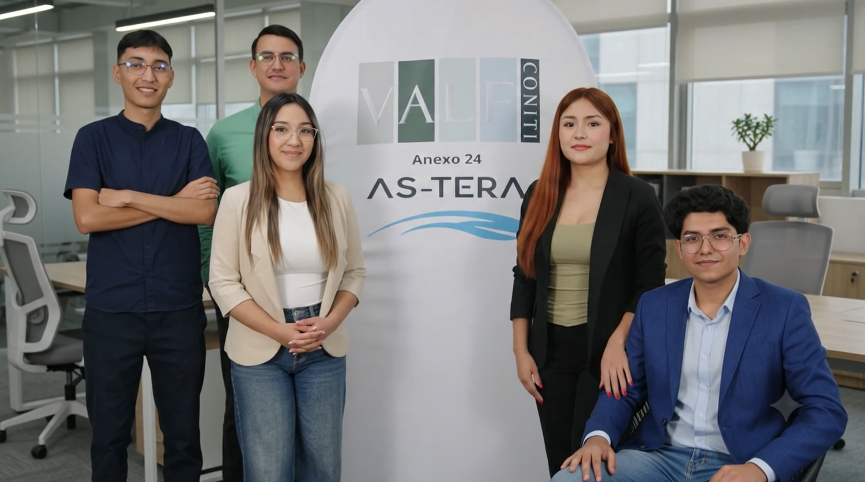 Equipo joven de Valf Coniti colaborando en una oficina
